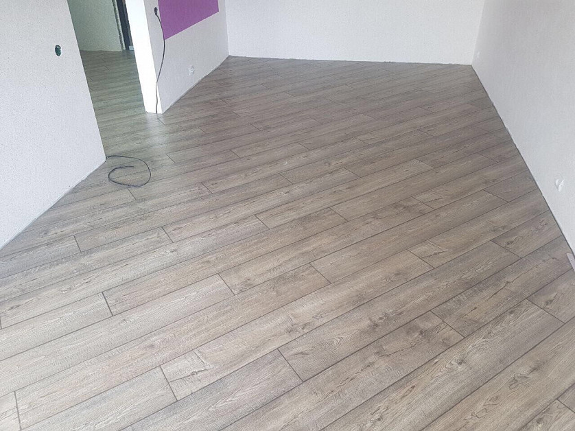 Монтаж ламината, винил, кварцвинил , spc, ковролин, линолеум, плинтуса 079355950 изображение 4