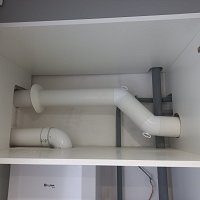 Монтаж вытяжки над плитой.